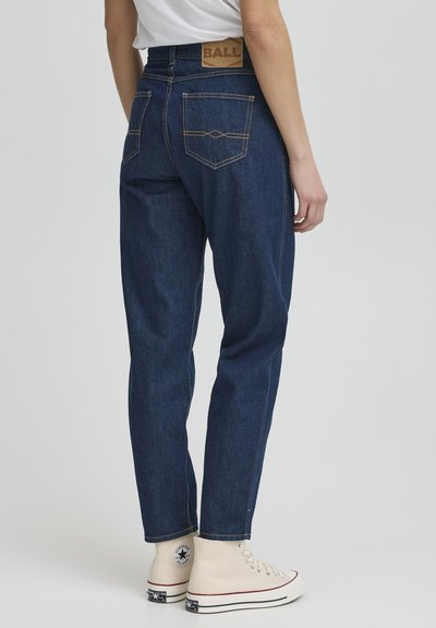 Jean en denim bleu foncé avec une taille haute, coupe droite et coutures orange visibles. Comprend deux poches arrière et une taille avec logo.