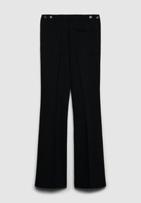 Schwarze, ausgestellte Hose aus glattem Stoff. Mit flacher Front, zwei Vordertaschen und zwei sichtbaren metallischen Ösen am Bund.