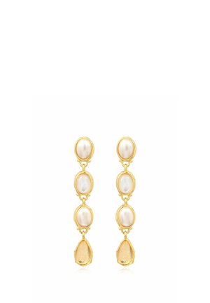 Boucles d'oreilles pendantes en or avec trois perles blanches ovales reliées verticalement et un charm en forme de goutte en or texturé au bas.