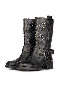 Bottines en cuir noir avec des clous argentés, une large sangle et un détail de boucle en métal, ainsi qu'un petit talon bloc. Texture lisse avec une finition brillante.