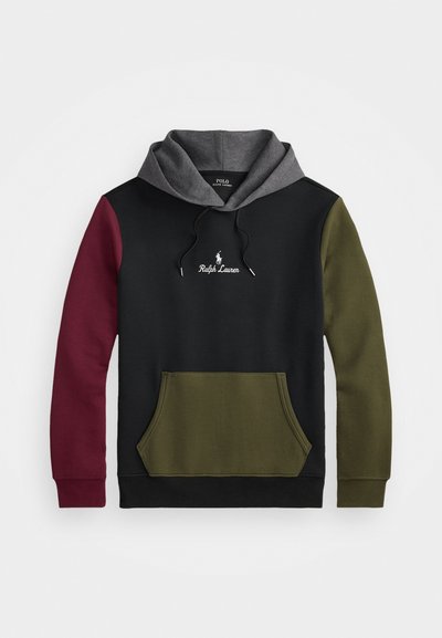 Hoodie met een grijze capuchon, zwart lichaam, bordeauxrode en olijfgroene mouwen, een voorzak en een geborduurd logo op de borst.