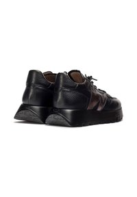 Sneaker in pelle nera con tomaia testurizzata, accenti marrone scuro e una suola in gomma spessa con un battistrada a motivo. Design con lacci e colletto imbottito.
