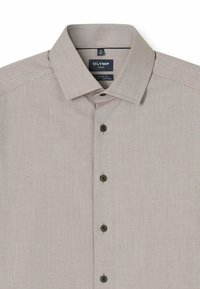 Hellbeiges Hemd mit modernem Schnitt, ausgestattet mit einem strukturierten Kragen, durchgehender Knopfleiste mit dunklen Knöpfen und einem dezent strukturierten Stoff.