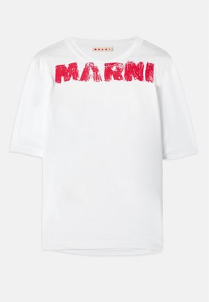 Bijela majica kratkih rukava od pamuka, s velikim crvenim grafičkim otiskom koji ispisuje "MARNI" na prednjoj strani. Okrugli izrez, ležeran kroj.