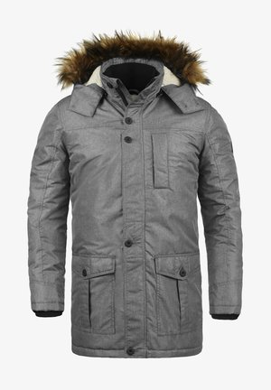 Szary izolowany parka z kapturem wykończonym sztucznym futrem, z zapięciem na zamek i guziki, wieloma kieszeniami z przodu oraz ściągaczami na rękawach.