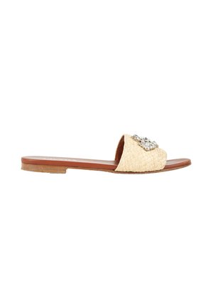 Flad slidesandal med flettet beige rem og dekorativ spænde med rhinsten på en brun sål.