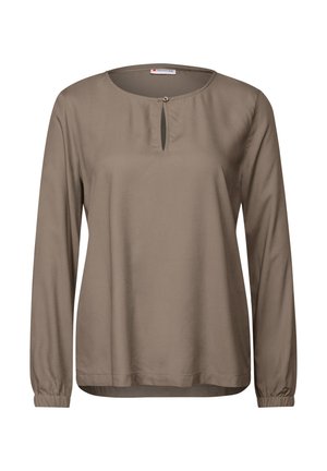 Bluzka z długim rękawem w brązowym kolorze, o okrągłym dekolcie i małym detalem w kształcie kluczyka na klatce piersiowej, z elastycznymi mankietami i luźnym krojem.