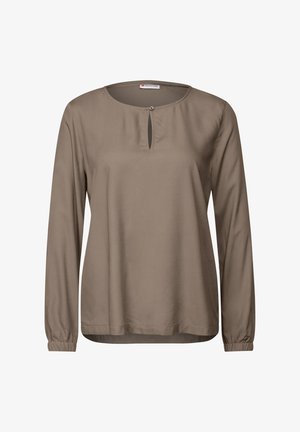 Bluzka z długim rękawem w brązowym kolorze, o okrągłym dekolcie i małym detalem w kształcie kluczyka na klatce piersiowej, z elastycznymi mankietami i luźnym krojem.