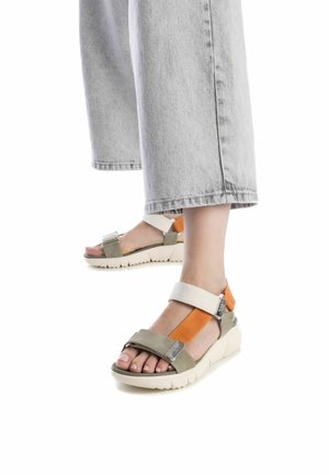 XTI Sandalias con plataforma - kakhi