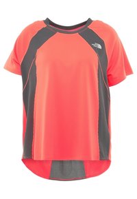 Sportovní tričko s krátkým rukávem v jasně korálové barvě s černými pruhovanými akcenty. Materiál se zdá být hladký s volným střihem a zakřiveným zakončením.