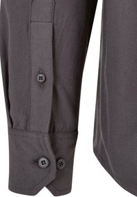 Szary mankiet koszuli z długim rękawem o gładkiej fakturze, z dwoma czarnymi guzikami i ukośnym cięciem na krawędzi.