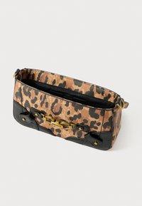 Torba s uzorkom leoparda s crnim umjetnim kožnim detaljima, pravokutnog oblika, zlatnim hardverom i zatvaranjem na patentni zatvarač. Prisutni su teksturirani detalji na površini.