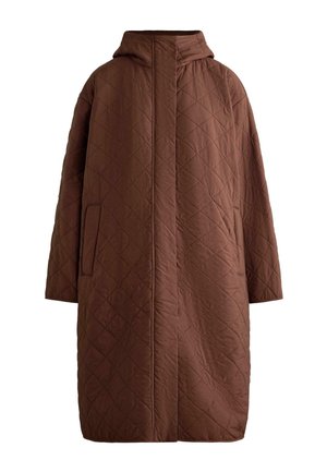 Hnedý prešívaný dlhý kabát s kapucňou a skrytým predným zapínaním a bočnými vreckami, navrhnutý na chladné počasie.