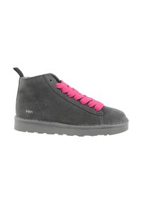 Sneaker alta in suede grigio con lacci rosa, parte superiore texturizzata, suola in gomma e linguetta sul retro. Design semplice, senza ulteriori decorazioni.