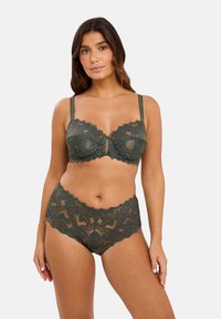 Ensemble de soutien-gorge en dentelle vert foncé et culotte taille haute, avec des motifs floraux, des bords en dentelle festonnée, des bretelles réglables et une finition délicate et texturée.