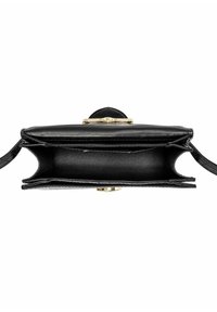 Czarna skórzana torebka o gładkim wykończeniu, z złotą klamrą i przestronnym wnętrzem, zawierającym dwie przegrody oraz płaskie dno.