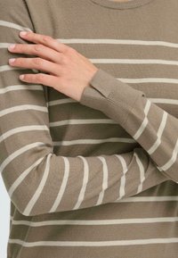 Beige gestreifter Langarm-Pullover mit cremefarbenen horizontalen Streifen, mit gerippten Bündchen und einem bequemen Schnitt. Weiche Stricktextur.