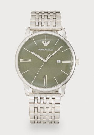 Silberfarbene Edelstahl-Uhr mit einem runden olivgrünen Zifferblatt, silbernen Stundenmarkierungen und einem Datumsfenster. Verfügbar mit einem Gliederarmband.