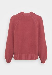 Sweter dziergany w kolorze przygaszonego różu, z rękawami raglanowymi, teksturowanym wzorem oraz ściągaczem przy kołnierzu, mankietach i pasie.