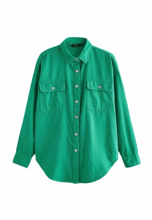 Chemise verte à manches longues avec col, deux poches à rabat à l'avant et boutons-pression argentés.