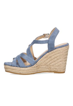 Sandal con cuña de ante azul claro que presenta tiras entrelazadas y una plataforma envuelta en yute tejido. El tacón tiene un diseño trenzado texturizado.