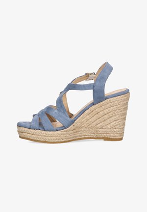 Sandal con cuña de ante azul claro que presenta tiras entrelazadas y una plataforma envuelta en yute tejido. El tacón tiene un diseño trenzado texturizado.