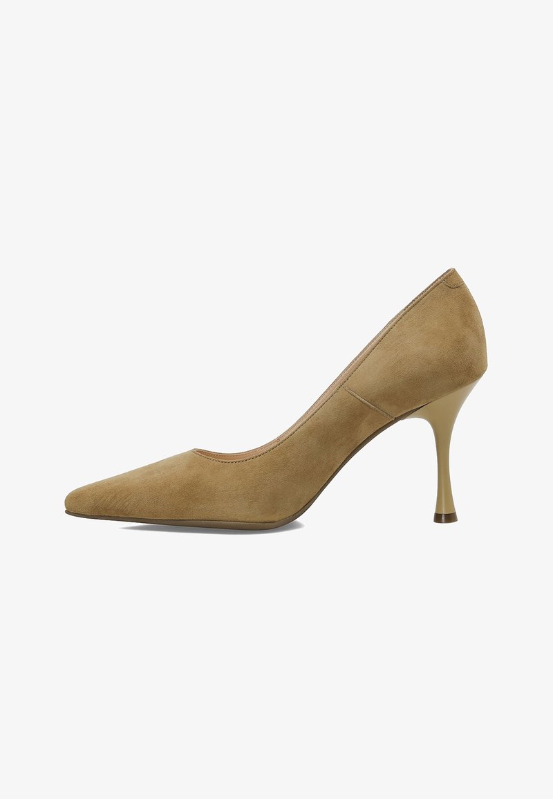 Beige Wildleder-Pumps mit hohen Absätzen, spitzer Toe und einem schlanken metallic Absatz. Glatte Textur mit minimalen Nähten.