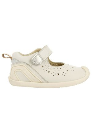 Chaussure en cuir blanc avec un bout arrondi, un design perforé, des accents argentés, une sangle Velcro et une semelle en caoutchouc flexible.