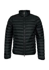 Chaqueta de plumas negra con cuello alto, patrón acolchado horizontal, cierre frontal de cremallera completa y bolsillos laterales. Fabricada con un material ligero y suave.