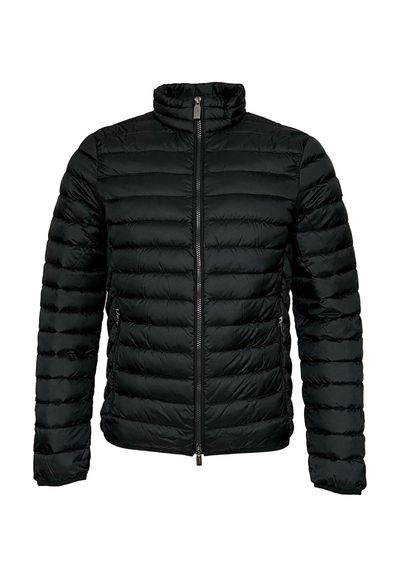 Chaqueta de plumas negra con cuello alto, patrón acolchado horizontal, cierre frontal de cremallera completa y bolsillos laterales. Fabricada con un material ligero y suave.