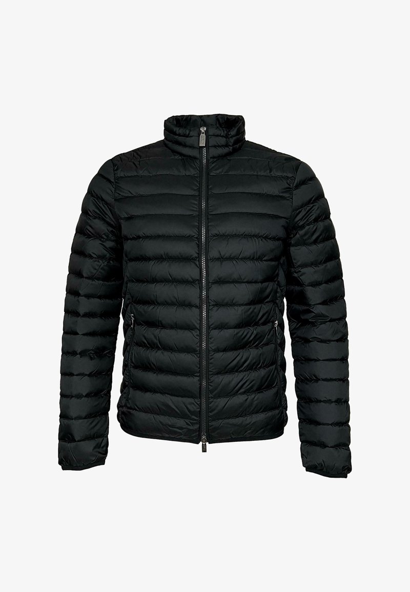 Chaqueta de plumas negra con cuello alto, patrón acolchado horizontal, cierre frontal de cremallera completa y bolsillos laterales. Fabricada con un material ligero y suave.