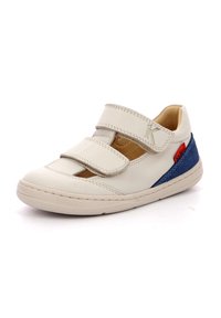 Zapato de cuero blanco con dos correas de Velcro, detalle de corte, acentos texturizados en azul marino, interior beige y suela de goma.