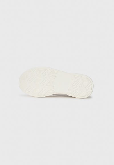 Weiße Sneaker-Sohle mit einem Zickzack-Profil, glatter Textur und abgerundeter Form, entworfen für Traktion und Komfort.
