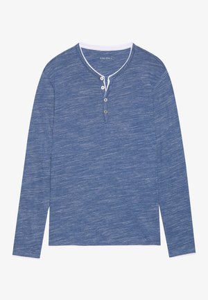 Koszula henley z długim rękawem w niebieskim melanzowanym materiale, z białym kołnierzykiem i trzema guzikami, charakteryzująca się luźnym krojem i miękką fakturą.