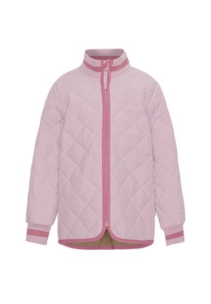 Veste matelassée rose clair avec fermeture éclair devant, col et manches côtelés avec des rayures rose foncé, et ourlet légèrement arrondi.