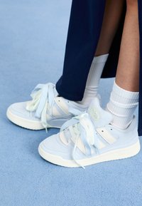 Unselected, white/off white/light blue