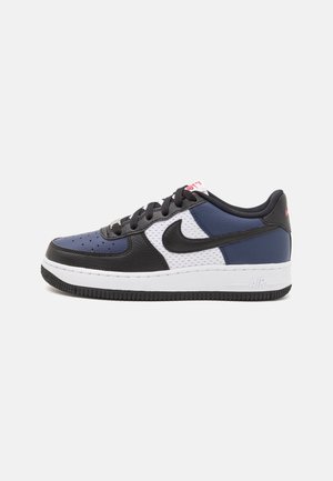 Niskie buty sportowe Nike Air Force 1 w granatowo-czarno-białej skórze, z czarnymi sznurowadłami i białą gumową podeszwą.