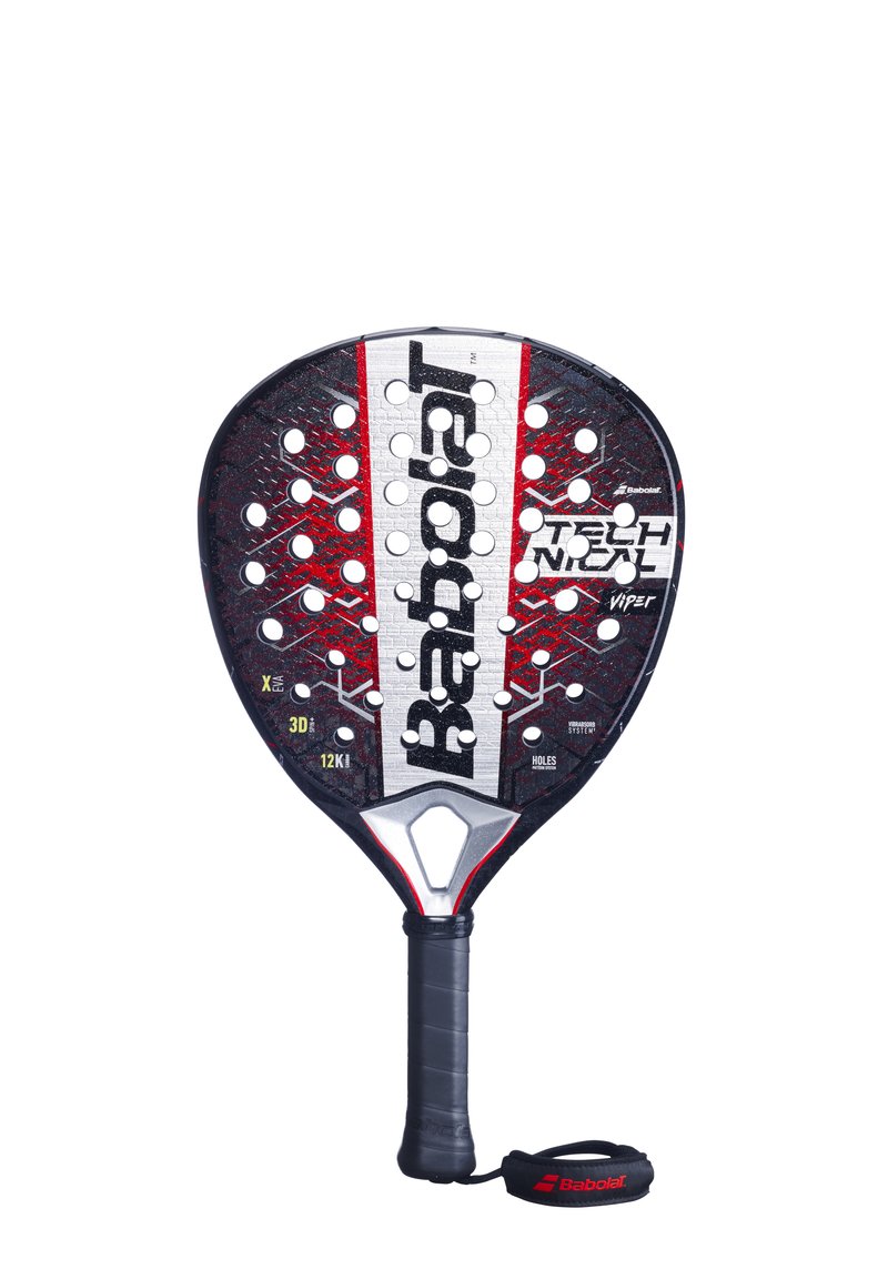 Padelbat med et sort, rødt og hvidt design; struktureret overflade; oval form; flere perforeringer; ergonomisk greb; håndledsrem inkluderet.