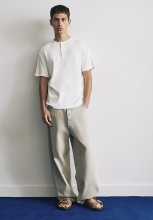 PULL&BEAR, SLIM FIT WITH HENLEY NECK - T-SHIRT - T-shirt basic - white