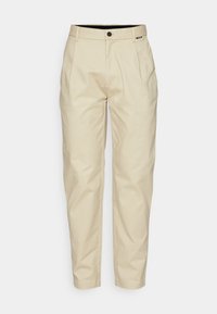 Pantaloni beige in cotone dal taglio dritto, con chiusura a bottone e pieghe frontali, texture liscia e tasche laterali.
