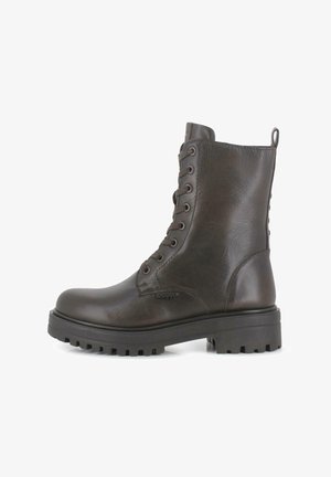 Bota de tobillo de cuero marrón con puntera redondeada, diseño con cordones y lengüeta para tirar. Cuenta con una suela gruesa texturizada y un logo sutil en el lateral.