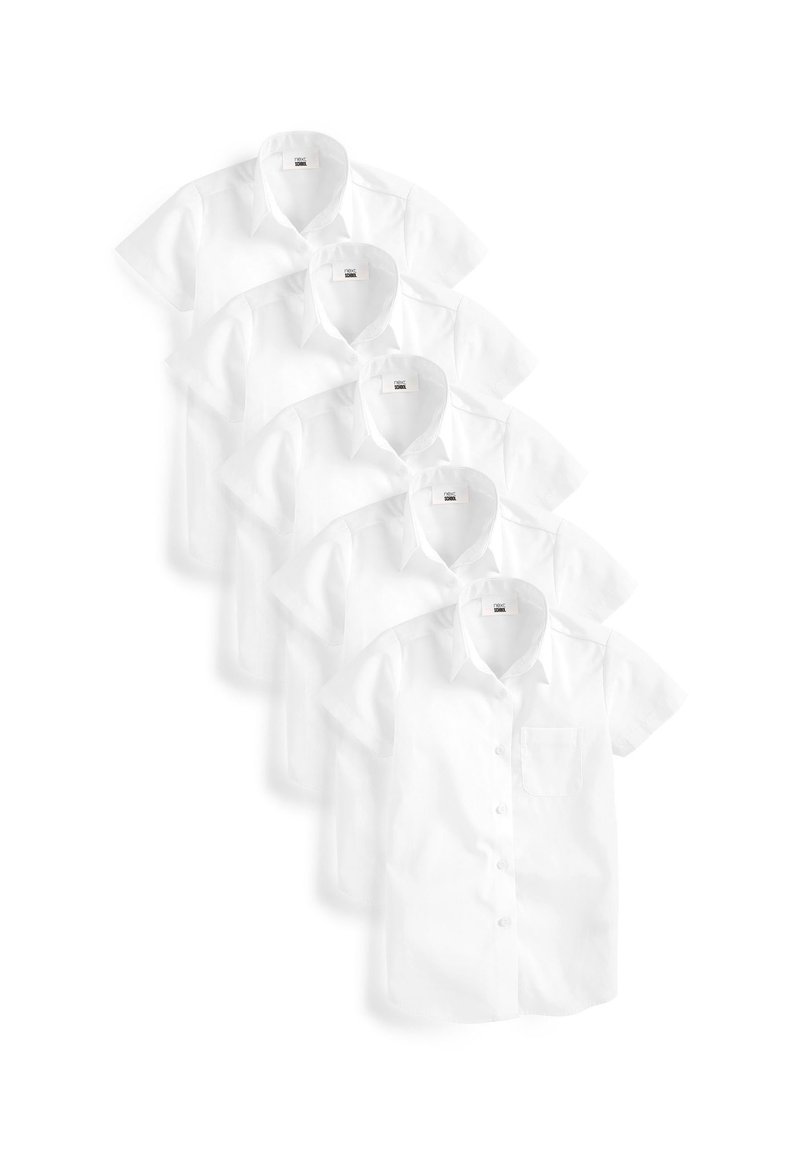 Chemises blanches à manches courtes alignées, avec un devant à boutons, un col et une poche poitrine unique ; tissu en coton au toucher lisse.