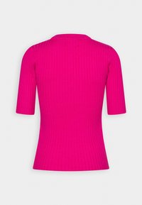 Jaskraworóżowy prążkowany krótki top z dopasowanym fasonem i okrągłym dekoltem, pokazany od tyłu na jednolitym tle.