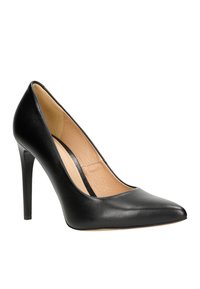 Czarne skórzane szpilki o spiczastym nosku i eleganckim wzornictwie. Posiadają gładką powierzchnię i cienki, wysoki obcas.