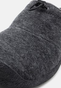 Keen HOWSER III SLIDE - Papuče - grey