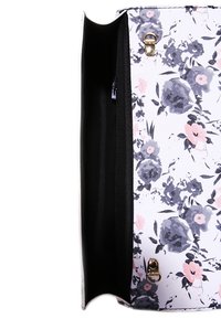 Borsetta con motivo floreale su base bianca, presenta fiori blu e rosa. Fodera interna nera con una tasca con zip. Accent d'oro.