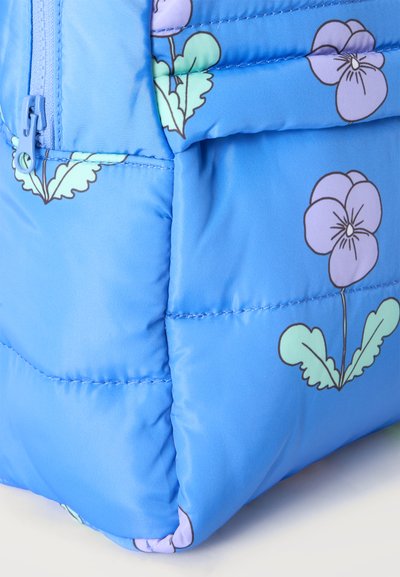 Coin de sac en tissu bleu gonflé avec des imprimés de fleurs de pensée violettes et une fermeture éclair bleue sur la poche latérale.