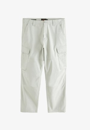 Světle šedé cargo kalhoty vyrobené z odolné tkaniny, s několika bočními kapsami, zipovým zapínáním a poutky na opasek. Hladká textura s prošitými detaily.
