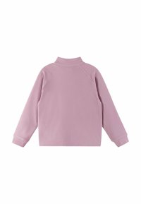 Pullover in pile di colore rosa chiaro, con colletto alto, maniche lunghe a raglan e polsini elasticizzati. Texture liscia, design semplice, senza pattern visibili.