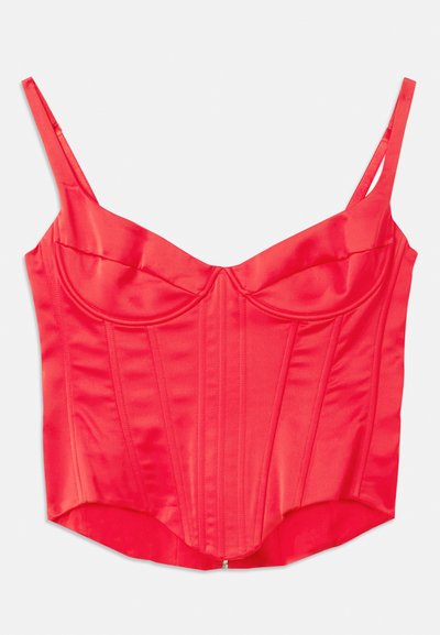 Punane satiinkorset, millel on struktuursed õmblused, reguleeritavad rihmad ja sirge kaelus; omab siledat tekstuuri ja peidetud lukuga sulgemist taga.